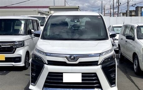 Toyota Voxy III, 2021 год, 2 000 000 рублей, 2 фотография