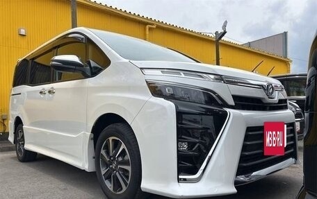 Toyota Voxy III, 2021 год, 2 000 000 рублей, 3 фотография