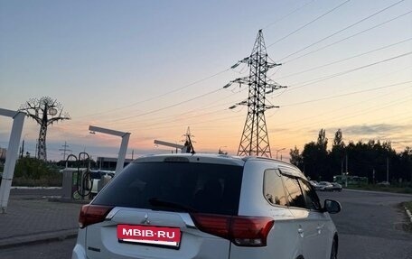 Mitsubishi Outlander III рестайлинг 3, 2016 год, 1 850 000 рублей, 3 фотография