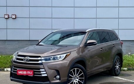 Toyota Highlander III, 2018 год, 3 699 000 рублей, 1 фотография