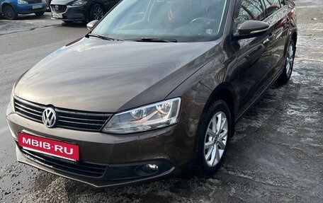 Volkswagen Jetta VI, 2013 год, 800 000 рублей, 2 фотография