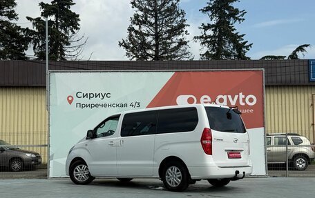 Hyundai Grand Starex Grand Starex I рестайлинг 2, 2016 год, 1 850 000 рублей, 2 фотография