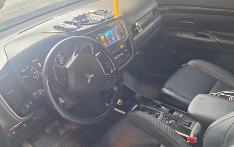 Mitsubishi Outlander III рестайлинг 3, 2017 год, 1 400 000 рублей, 6 фотография