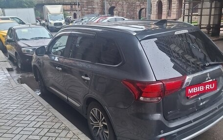 Mitsubishi Outlander III рестайлинг 3, 2017 год, 1 400 000 рублей, 4 фотография