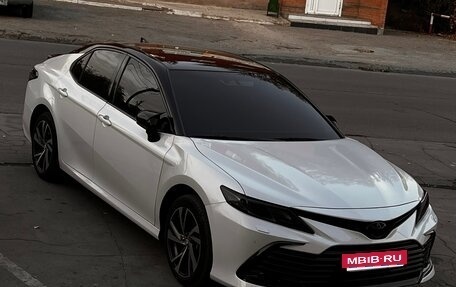 Toyota Camry, 2022 год, 3 090 000 рублей, 2 фотография