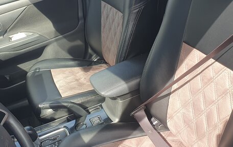 Mitsubishi Outlander III рестайлинг 3, 2018 год, 1 330 000 рублей, 12 фотография