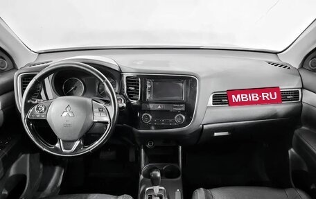 Mitsubishi Outlander III рестайлинг 3, 2015 год, 1 420 000 рублей, 5 фотография