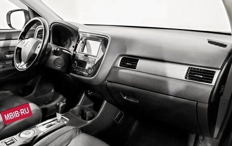 Mitsubishi Outlander III рестайлинг 3, 2015 год, 1 420 000 рублей, 11 фотография