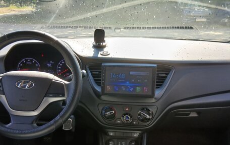 Hyundai Solaris II рестайлинг, 2017 год, 1 000 000 рублей, 8 фотография