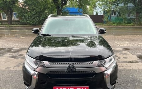Mitsubishi Outlander III рестайлинг 3, 2021 год, 2 350 000 рублей, 1 фотография