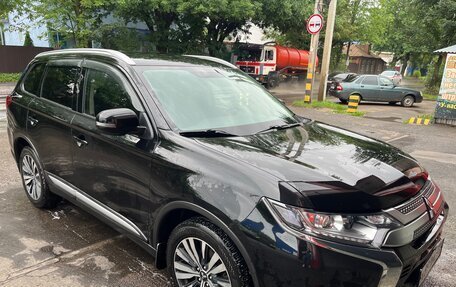 Mitsubishi Outlander III рестайлинг 3, 2021 год, 2 350 000 рублей, 2 фотография