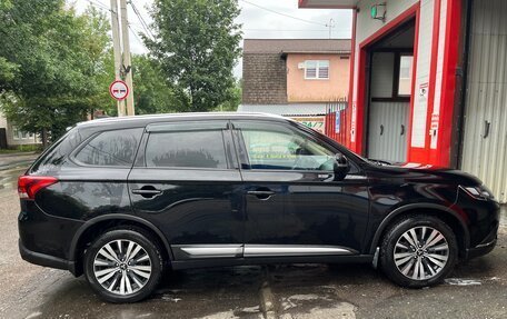 Mitsubishi Outlander III рестайлинг 3, 2021 год, 2 350 000 рублей, 3 фотография