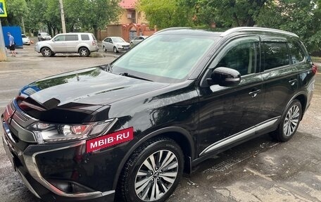 Mitsubishi Outlander III рестайлинг 3, 2021 год, 2 350 000 рублей, 8 фотография