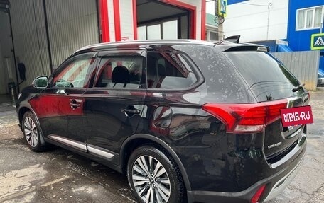 Mitsubishi Outlander III рестайлинг 3, 2021 год, 2 350 000 рублей, 6 фотография