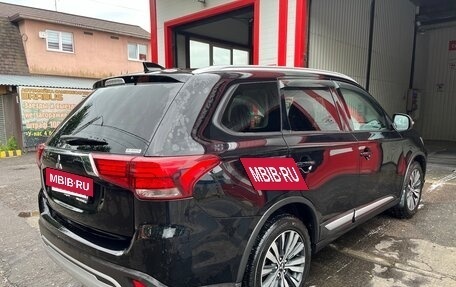Mitsubishi Outlander III рестайлинг 3, 2021 год, 2 350 000 рублей, 4 фотография