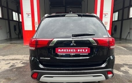 Mitsubishi Outlander III рестайлинг 3, 2021 год, 2 350 000 рублей, 5 фотография