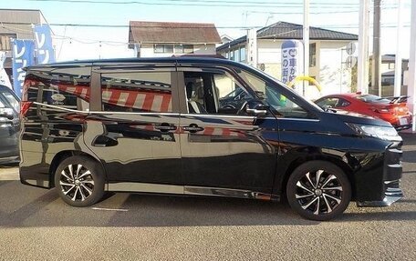 Toyota Noah, 2022 год, 2 140 000 рублей, 4 фотография