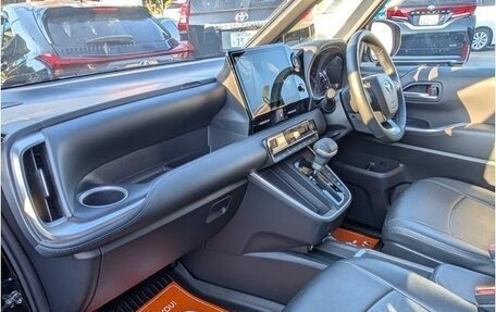 Toyota Voxy, 2022 год, 2 100 000 рублей, 11 фотография