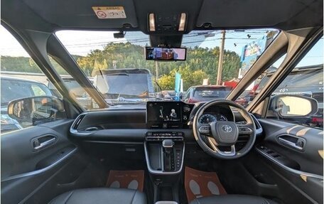 Toyota Voxy, 2022 год, 2 100 000 рублей, 8 фотография