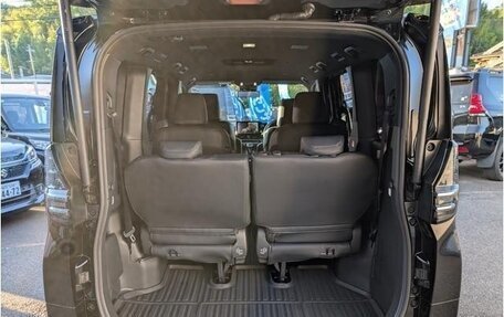 Toyota Voxy, 2022 год, 2 100 000 рублей, 24 фотография