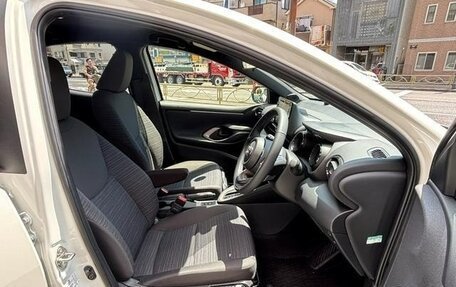 Toyota Yaris XP150 рестайлинг, 2022 год, 940 000 рублей, 16 фотография