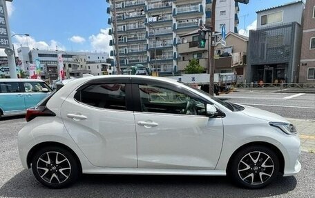 Toyota Yaris XP150 рестайлинг, 2022 год, 940 000 рублей, 4 фотография