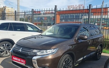 Mitsubishi Outlander III рестайлинг 3, 2021 год, 2 500 000 рублей, 3 фотография