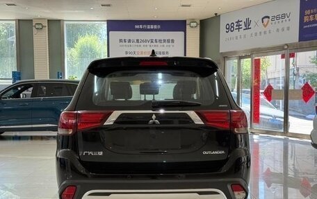 Mitsubishi Outlander III рестайлинг 3, 2021 год, 2 450 000 рублей, 6 фотография
