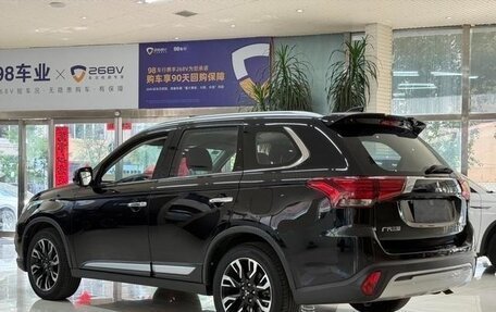 Mitsubishi Outlander III рестайлинг 3, 2021 год, 2 450 000 рублей, 5 фотография