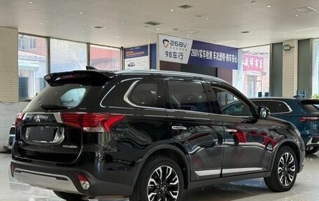 Mitsubishi Outlander III рестайлинг 3, 2021 год, 2 450 000 рублей, 4 фотография