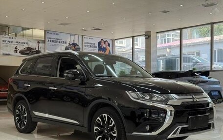 Mitsubishi Outlander III рестайлинг 3, 2021 год, 2 450 000 рублей, 3 фотография