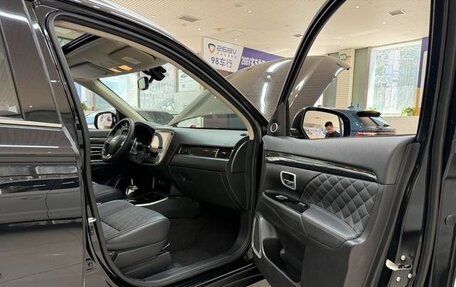 Mitsubishi Outlander III рестайлинг 3, 2021 год, 2 450 000 рублей, 17 фотография