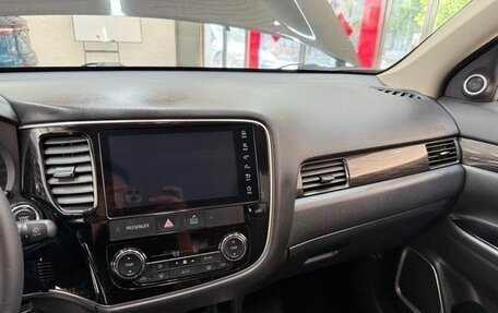 Mitsubishi Outlander III рестайлинг 3, 2021 год, 2 450 000 рублей, 11 фотография