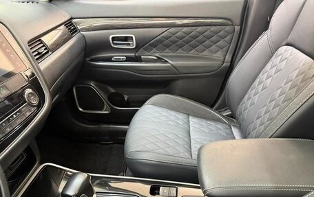 Mitsubishi Outlander III рестайлинг 3, 2021 год, 2 450 000 рублей, 12 фотография