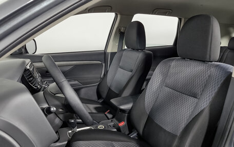 Mitsubishi Outlander III рестайлинг 3, 2014 год, 1 375 000 рублей, 10 фотография
