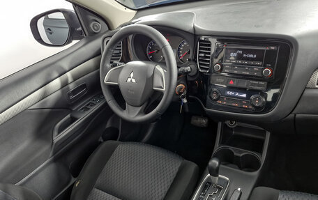 Mitsubishi Outlander III рестайлинг 3, 2014 год, 1 375 000 рублей, 15 фотография