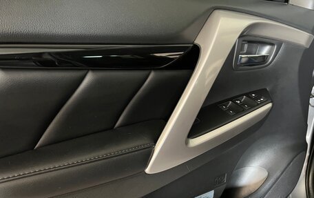 Mitsubishi Pajero Sport III рестайлинг, 2017 год, 2 950 000 рублей, 8 фотография