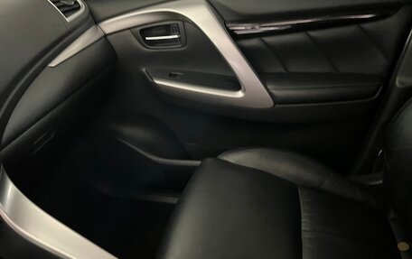 Mitsubishi Pajero Sport III рестайлинг, 2017 год, 2 950 000 рублей, 9 фотография