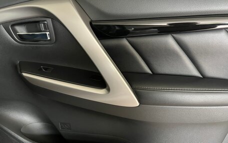 Mitsubishi Pajero Sport III рестайлинг, 2017 год, 2 950 000 рублей, 11 фотография