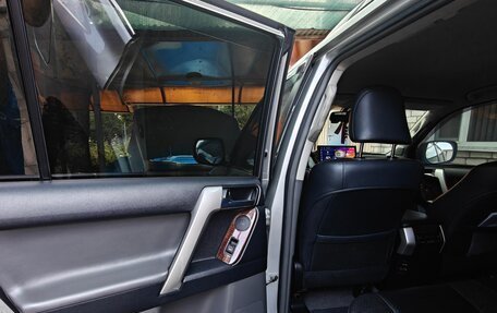 Toyota Land Cruiser Prado 150 рестайлинг 2, 2011 год, 3 050 000 рублей, 31 фотография