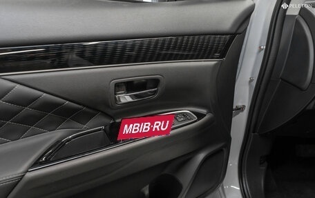 Mitsubishi Outlander III рестайлинг 3, 2022 год, 3 100 000 рублей, 15 фотография