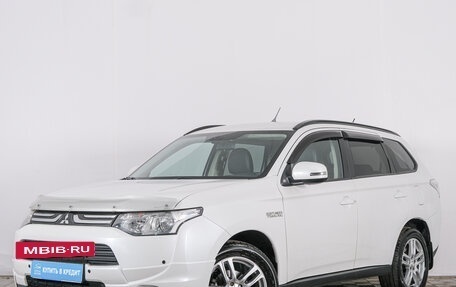 Mitsubishi Outlander III рестайлинг 3, 2013 год, 1 749 000 рублей, 4 фотография
