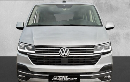 Volkswagen Multivan T6 рестайлинг, 2023 год, 8 590 000 рублей, 2 фотография