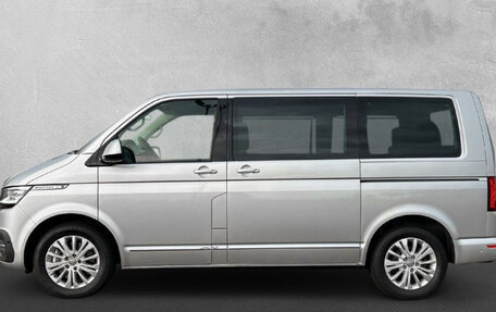 Volkswagen Multivan T6 рестайлинг, 2023 год, 8 590 000 рублей, 3 фотография