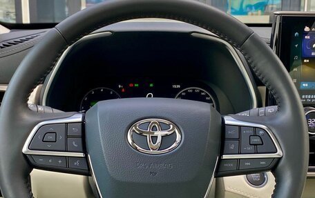 Toyota Highlander, 2025 год, 6 050 000 рублей, 31 фотография
