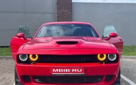 Dodge Challenger III рестайлинг 2, 2018 год, 3 600 000 рублей, 2 фотография
