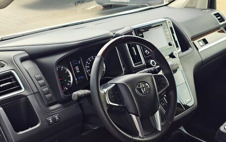Toyota Granvia, 2022 год, 8 900 000 рублей, 22 фотография