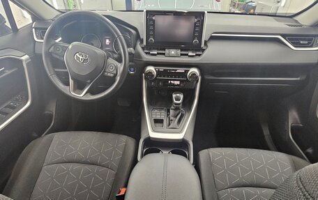 Toyota RAV4, 2021 год, 2 740 000 рублей, 9 фотография
