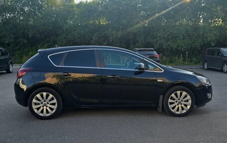 Opel Astra J, 2011 год, 700 000 рублей, 2 фотография