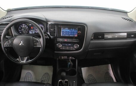Mitsubishi Outlander III рестайлинг 3, 2016 год, 1 424 000 рублей, 14 фотография